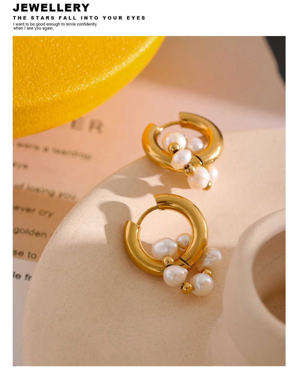 Yhpup Fans Wohlfahrt-Stil, natürliche Perlen, Edelstahl, wasserdicht, 18 Karat Gold, modische Huggie-Creolen, Schmuck für Frauen – Detail 10