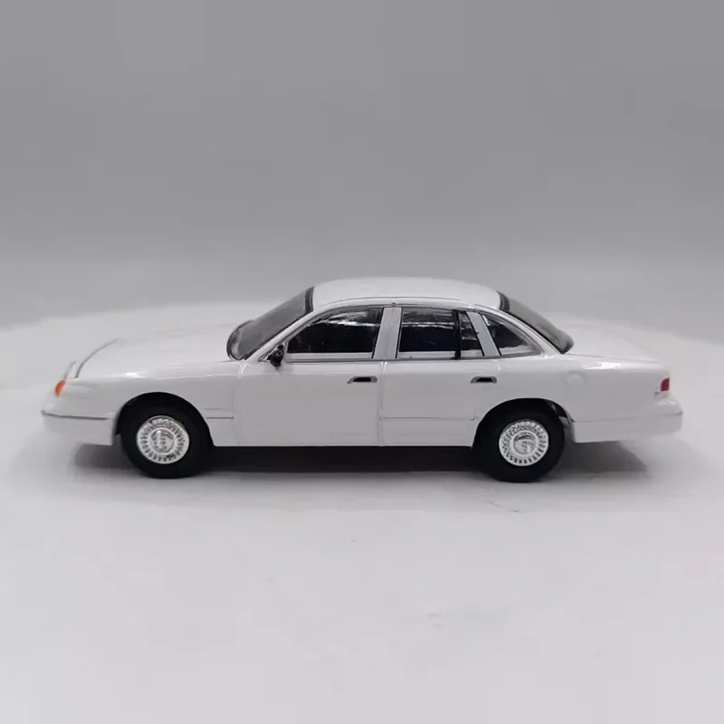 Diecast Original 1:64 Scale Ford Crown Simulation Alloy Car Model Decoration Collection Toy Gift Decration Souvenir Display