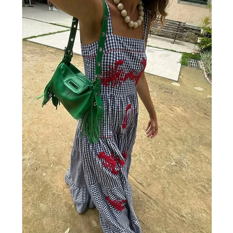 เดรสทรงเอไลน์ลายสก็อตแบบพองๆ แต่งระบาย ปักลายแบบล็อบสเตอร์  ทรงยาว เอวสูง เหมาะสำหรับใส่ไปทำงาน สไตล์วินเทจสำหรับผู้หญิง