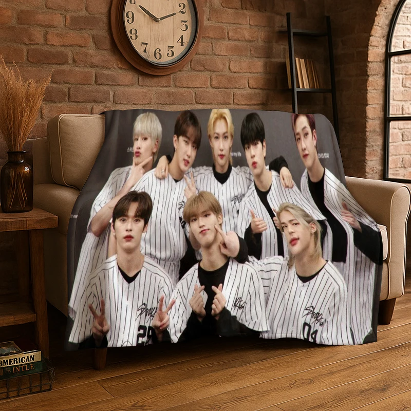 Kpop Stray Kids Music Star Flanelldecke, weiche, warme Überwurfdecke für Schlafzimmer, Wohnzimmer, Bett, Reisen, Camping, Picknick, Geschenk