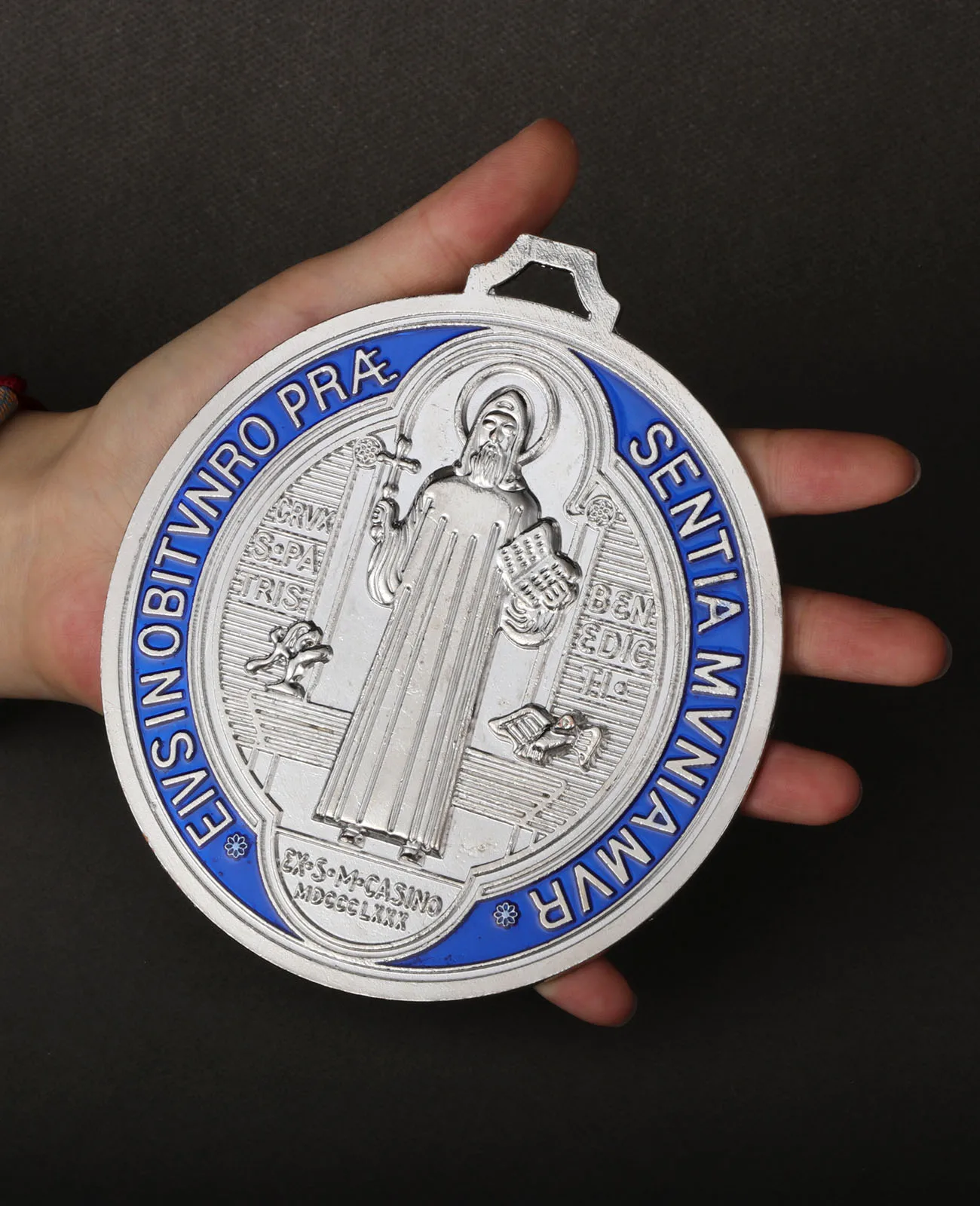 Diyalo 6-Farben großer Exorzismus St. Benedikt Medaille Schild Anhänger Amulett religiöser Schmuck Ornament Andenken Wand Home Decor Geschenke – Detail 2