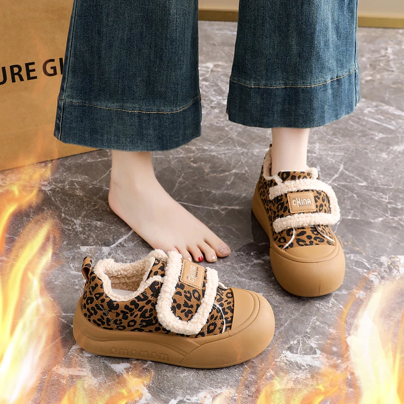 

Winter 2025 New Velvet Genuine Leather Beanie Shoes Women Flat Large Size Women Casual Shoes Women Sneakers