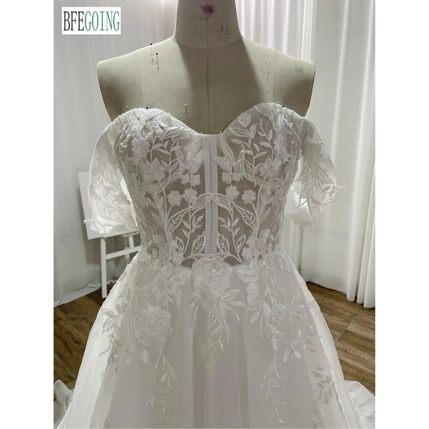 A-Line Wedding Dresses Chapel Train Custom Made Lace Appliques Tulle Floor-Length Sweetheart Off The Shoulder Bridal Gowns