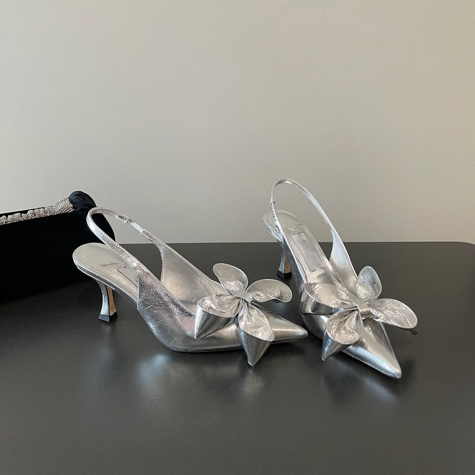 

50 Mm Silver Leather Bowtie Knot Low Heel Sandal Shoe Pointed Toe Flower Decor Heeled Women Slingback High Heel Party Shoes