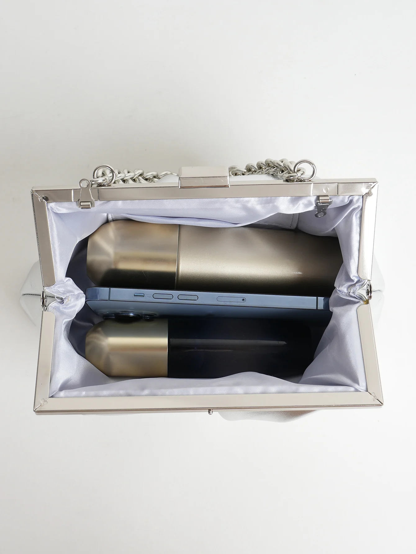 1 Stück Elegante Abendtasche aus Metallic-PU-Leder mit Falten und Kiss-Lock-Verschluss, Glänzender Metallkettenhalter-Rahmen, Crossbody-Clutch-Tasche – Detail 5