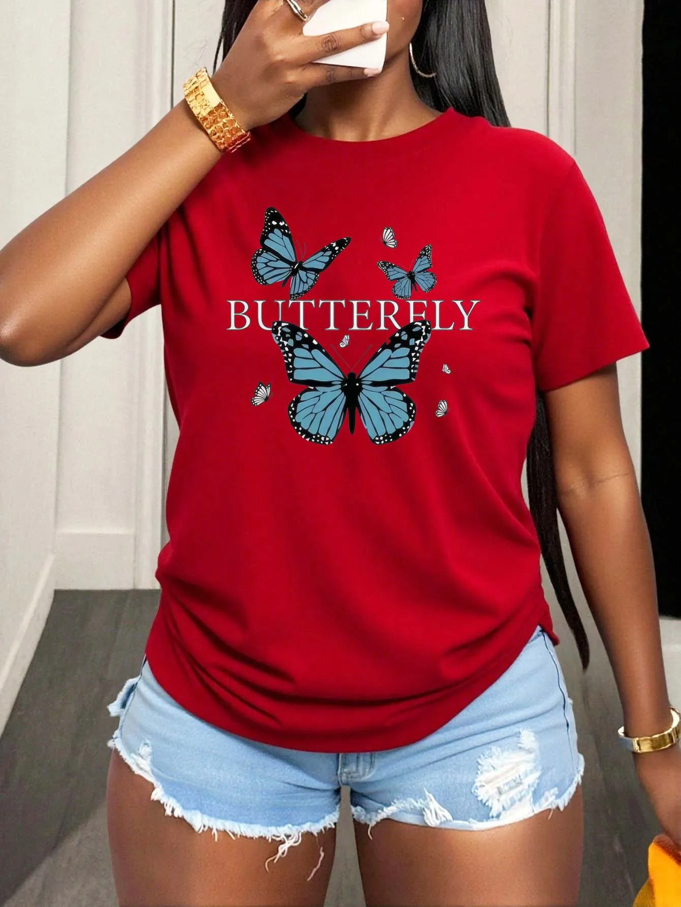 

Изящная футболка больших размеров с рисунком бабочки и нежными мотивам насекомых для элегантной моды
