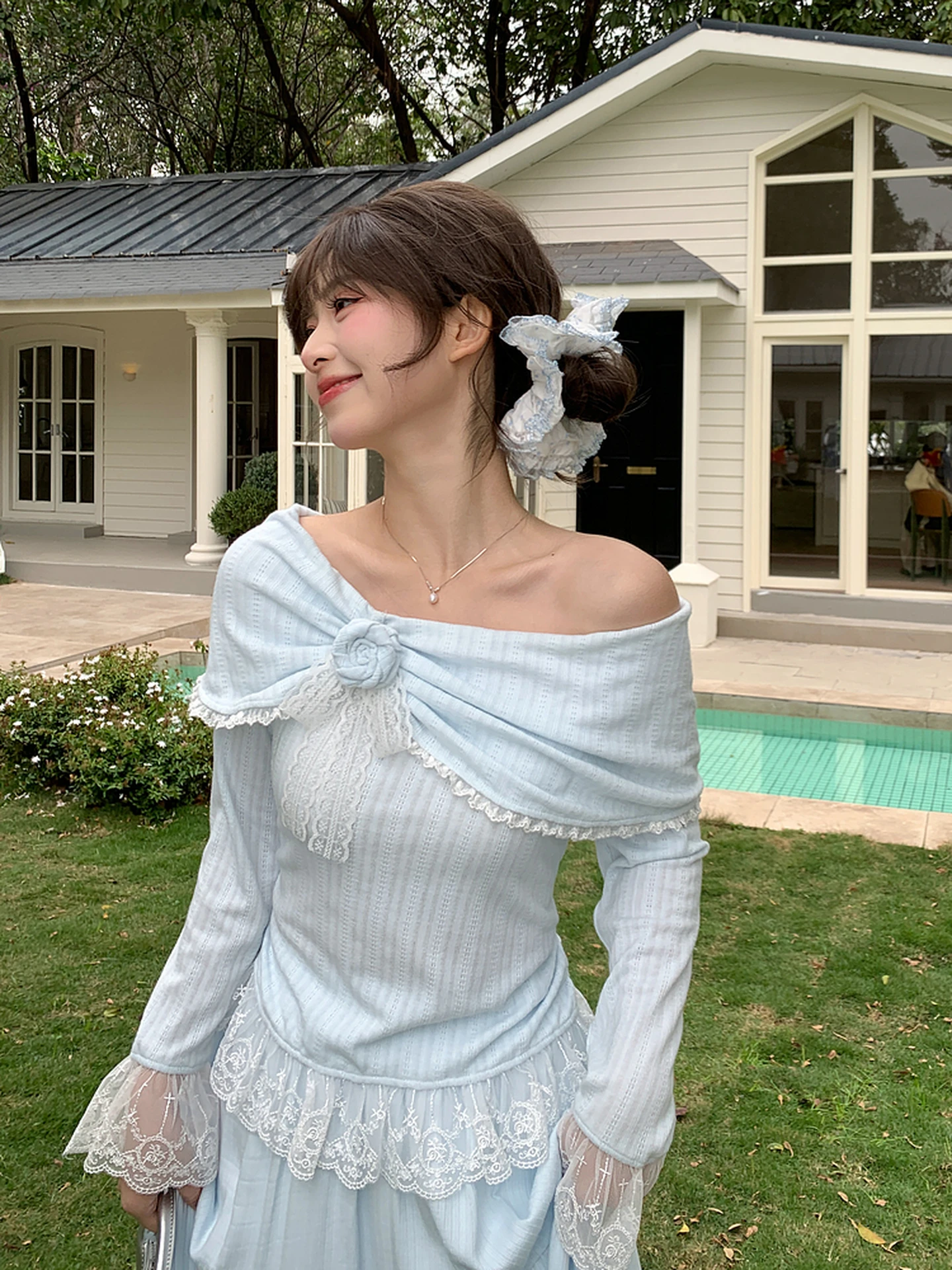 

Новая женская футболка с открытыми плечами и длинным рукавом, модель 2026 года, с кружевными вставками, универсальный топ для весеннего сезона, полиэстер.