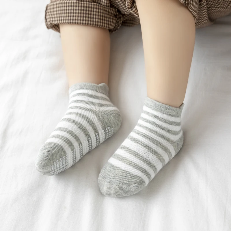 12 Paar einfarbige, rutschfeste Socken für Jungen, gestreifte Baby-Lauflernsocken, Klebe-Trampolinsocken für Kinder – Detail 3