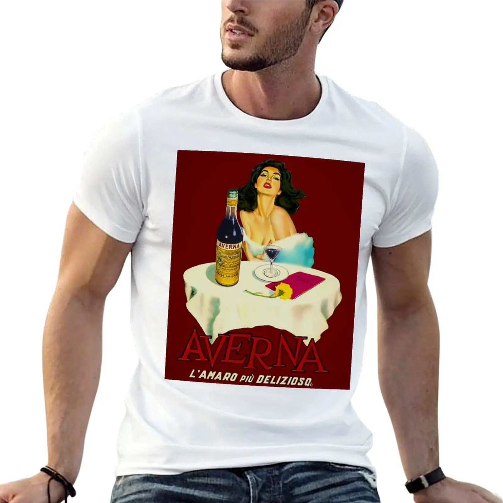 Camiseta con publicidad de licor italiano vintage Averna Amaro Sicilia, bebida alcohólica aperitiva, con imagen de una mujer morena en un café.