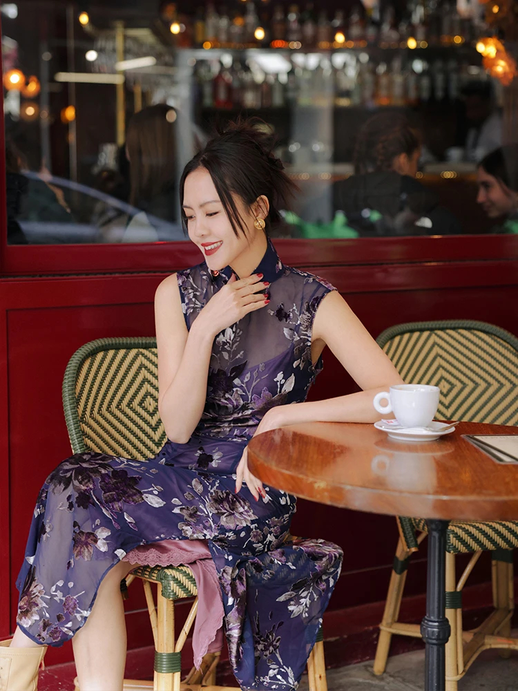 

Новая китайская модель из тонкого бархата с воротником-стойкой и боковыми разрезами от Jasmine And Fu Su на лето 2024 года