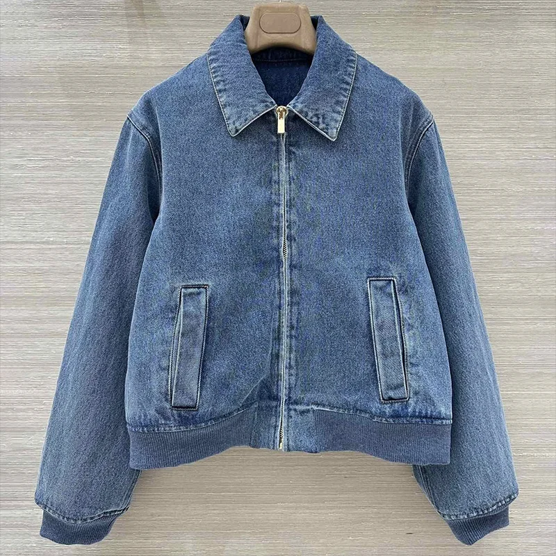 

Высококачественное пальто, женская джинсовая куртка на молнии с воротником и строчкой логотипа, синяя модная женская одежда 25121370