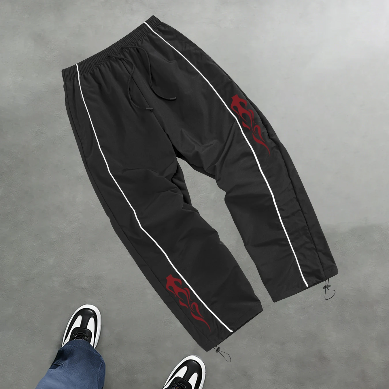 

Стильные повседневные брюки с принтом, подходящие для ежедневных тренировок, полосатые брюки с карманом для телефона и регулируемыми манжетами.