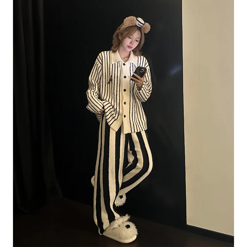 

Новинка 2025 года, комплект в полоску из полуфлиса с медведем для женщин, зимний утолщенный плюшевый вязаный топ с лацканами + длинные брюки, комплект из 2 предметов для домашней одежды, пижамный комплект