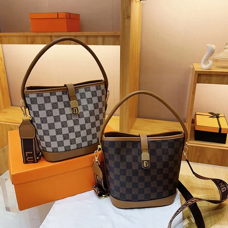 

The New Hand-held and Single-shoulder Bag in 2025, A Versatile Crossbody Bag, A High-end, Textured and Luxurious Bucket Bag.