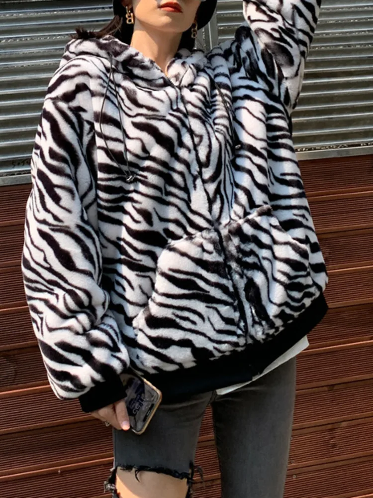 Ucxq moda feminina outerwear estilo europeu solto todos os jogos com capuz zebra impressão grosso quente casaco de pele do falso 2024 outono inverno 271