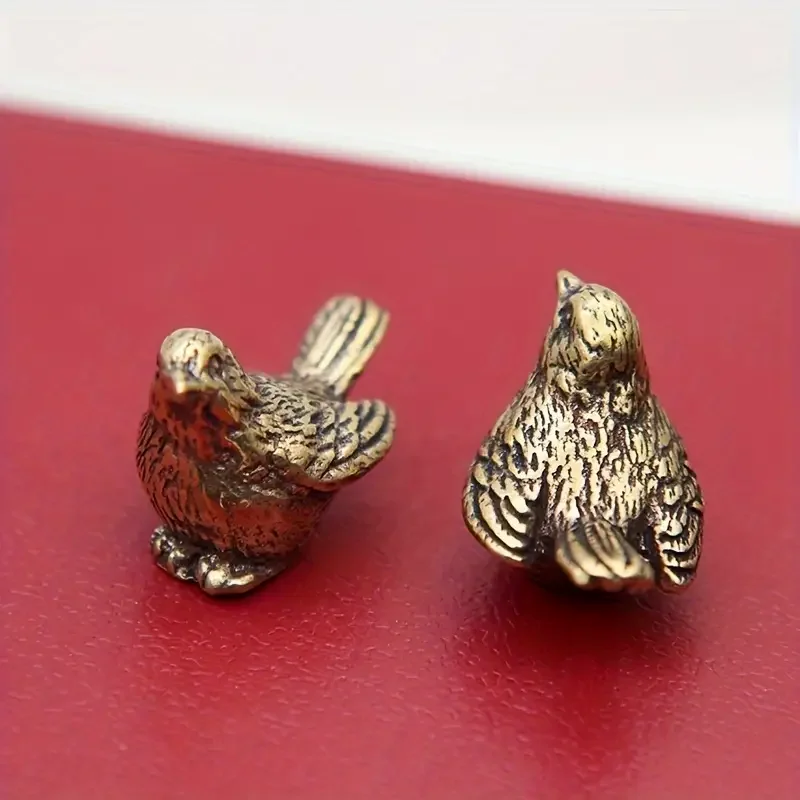 Elegante mascota de té de gorrión de latón: estatuilla de pájaro de latón macizo intrincadamente detallada, pieza de decoración versátil para interiores/exteriores, decoración verde azulado