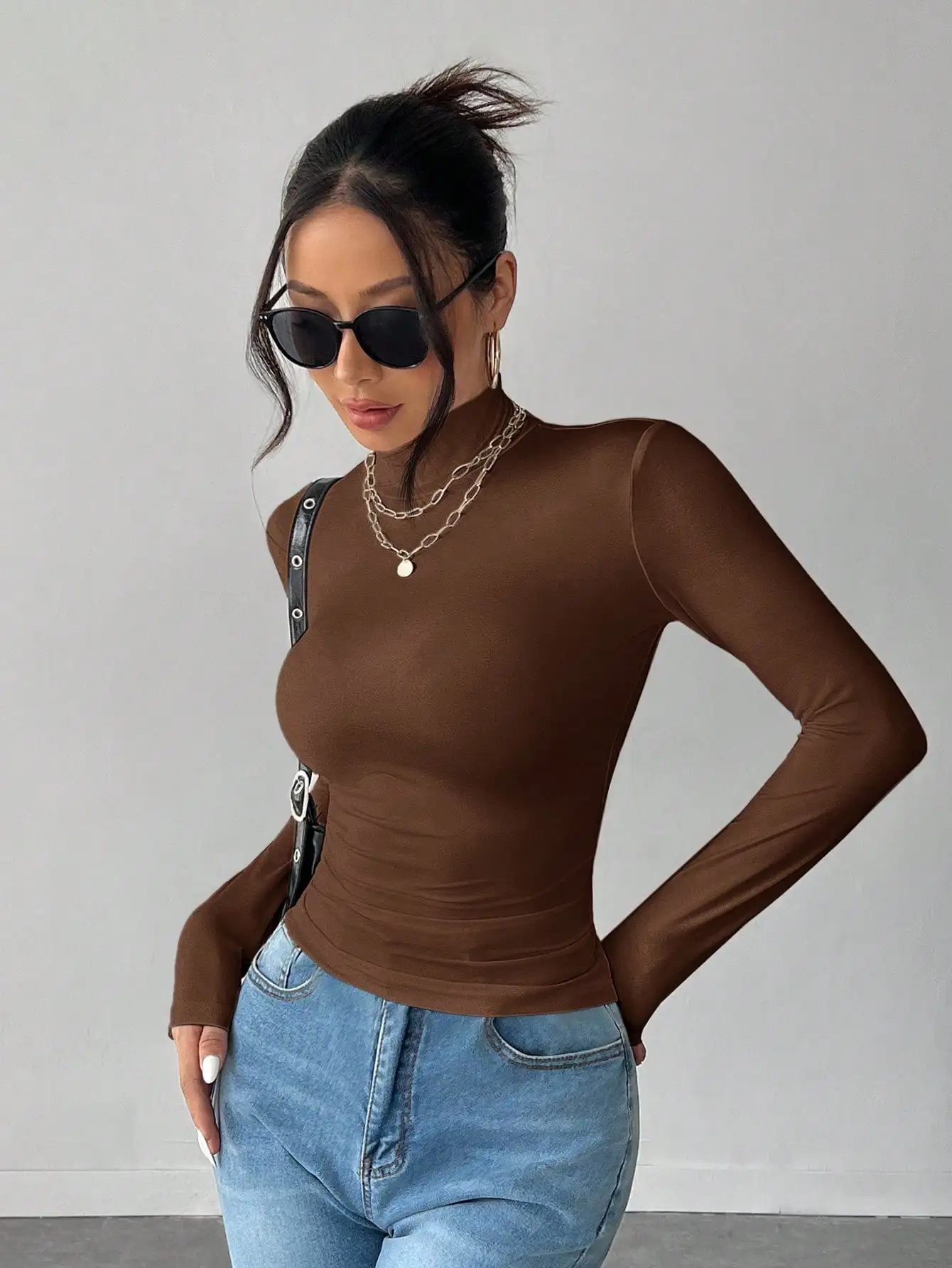 Nowy europejsko-amerykański zestaw modnych koszulek z długim rękawem i golfem w jednolitym kolorze, składający się z trzech sztuk.