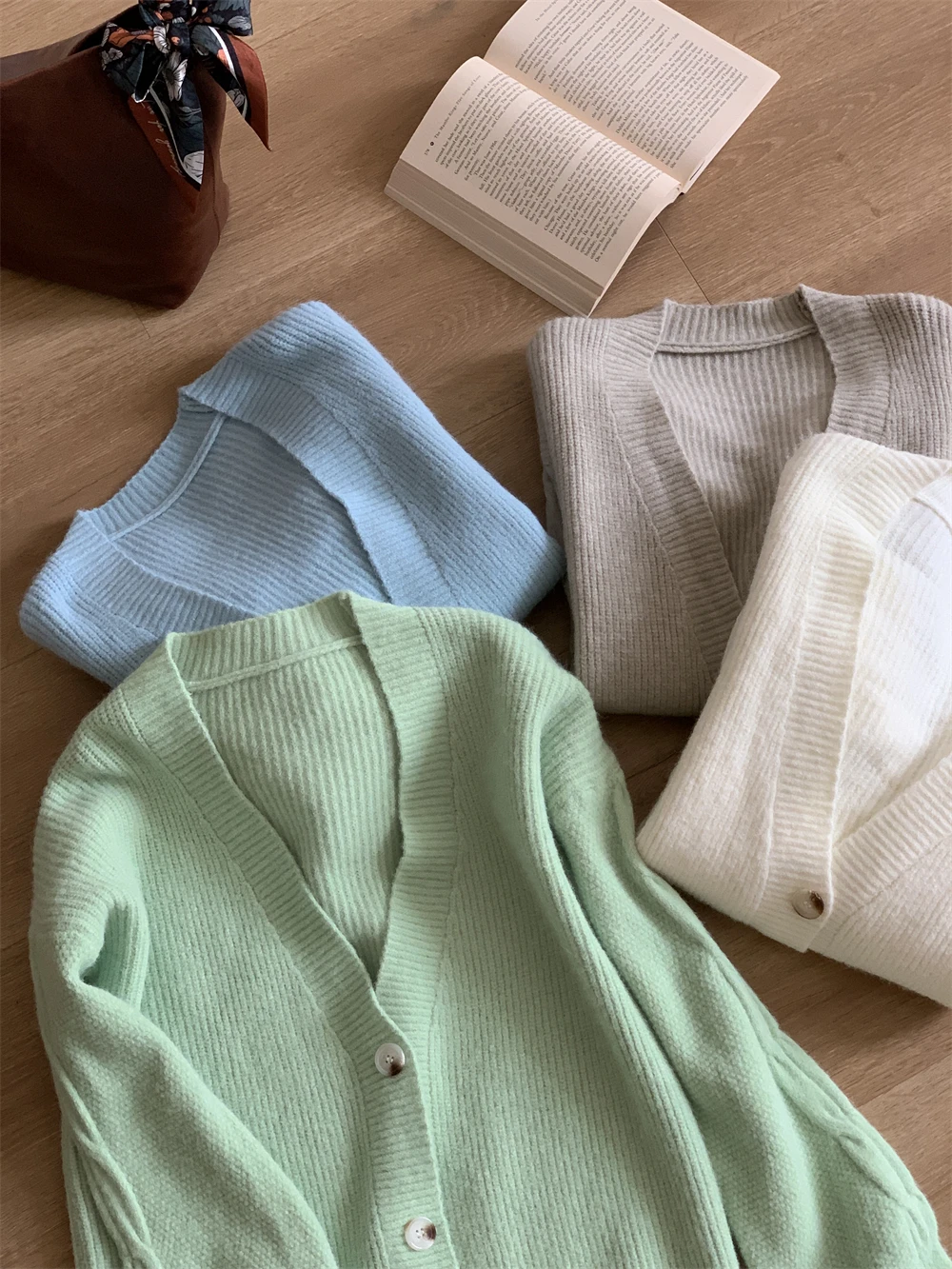 

Sweet V-Ne Long Sve Knitted Sweater Cardigan with Button Lantern Sve Textured Knitwear for Women Commute Sle