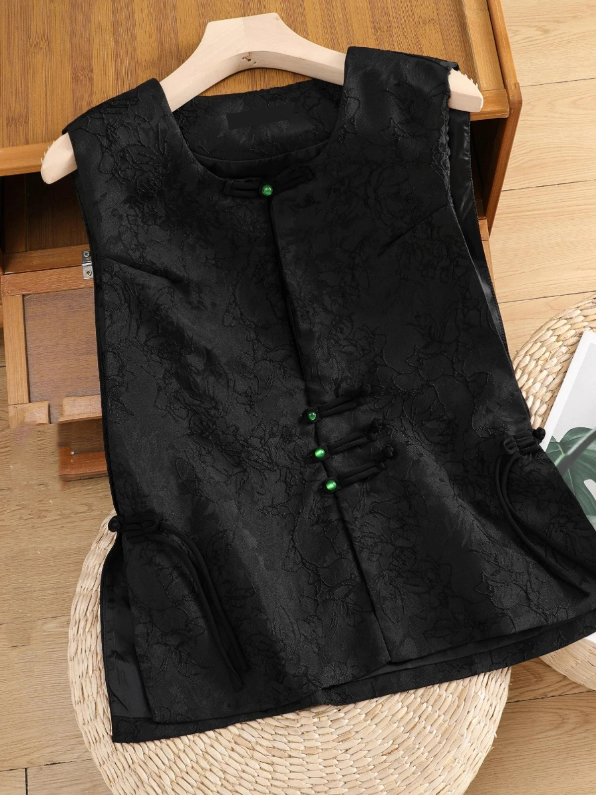 

Новая китайская вышитая жилетка в стиле ретро с круглым вырезом и подплечниками, осенняя коллекция 2026 года