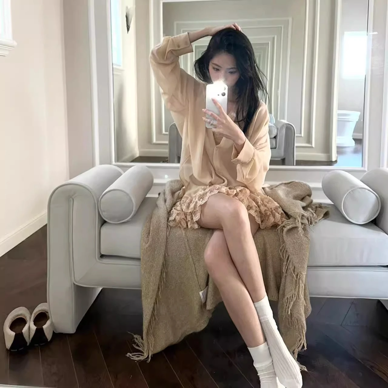 

Комплект Ele Pure Desire Design: асимметричная юбка с V-образным вырезом и кружевной отделкой, весна 2025. Модный женский комплект для студенток и офиса.
