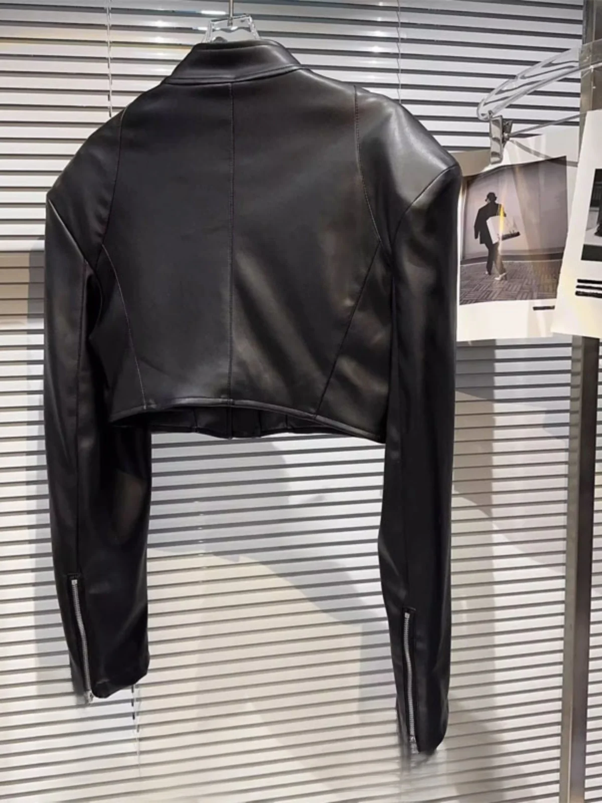 Frühling 2026 Punk Kurze Lederjacke für Damen, Modisches Design, Hohe Taille, Reißverschluss, Gewaschener PU-Mantel mit Blauem Riemen