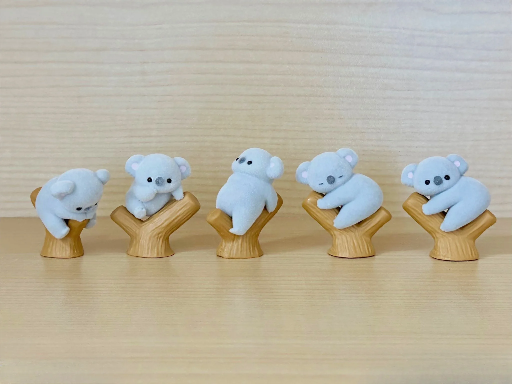 귀엽고 깜찍한 플로키 코알라 아기 나무에 등반하고 좌식으로 앉아서 당신을 바라보는 수면 동물 피규어, Yell 캡슐 토이