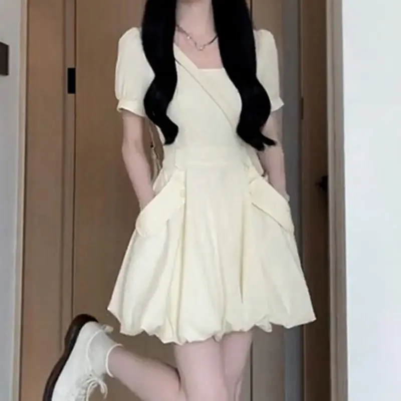 فستان صيفي نسائي لعام 2025 فساتين طويلة فتاة حارة بلون سادة جيب نحيف مناسب فستان قصير فساتين على طراز Fairycore الحلو