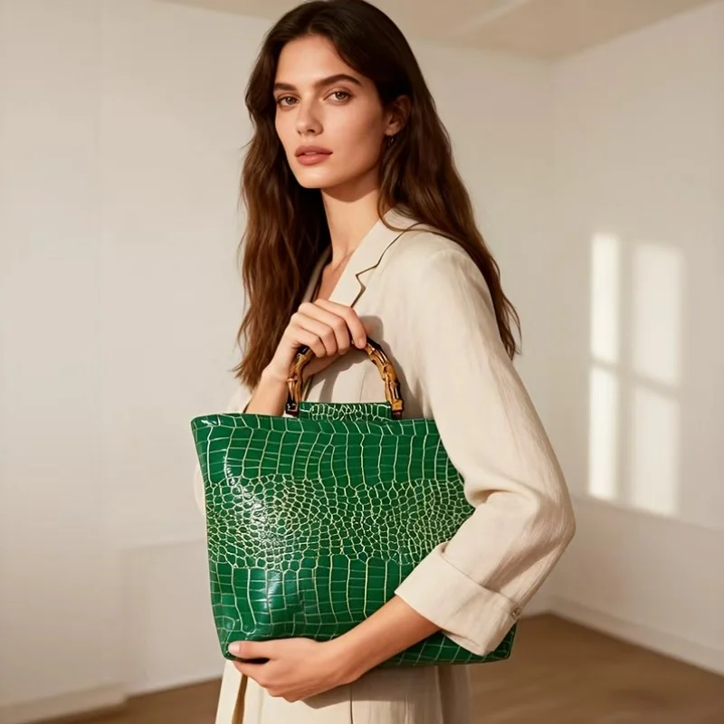 Hochwertige Kunstleder-Handtasche in Smaragdgrün mit Krokodilmuster für Damen, glänzende, geprägte Kunstbambus-Griff-Handtasche – Detail 10