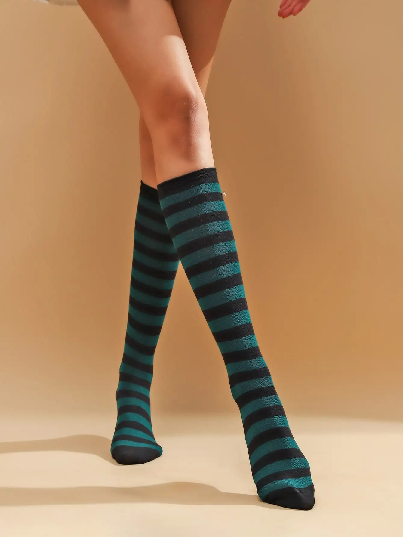 ถุงเท้ายาวถึงเข่าสไตล์วิทยาลัย 1 คู่ ถุงเท้าฟุตบอล ถุงเท้าผ้าไหม ถุงเท้าผู้หญิง