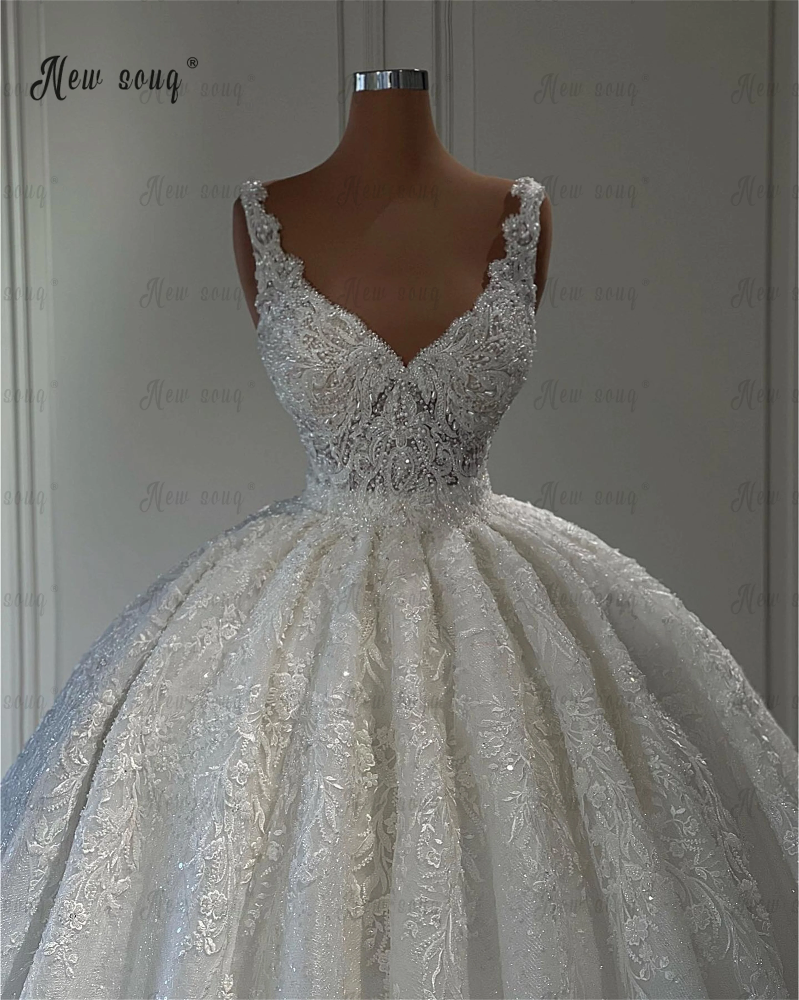 Gorgeous Straps Sleeveless Lace Beaded Wedding Dress Customized Ball Gown Luxury Bridal Dresses Dubai Robe de Mariée 2025