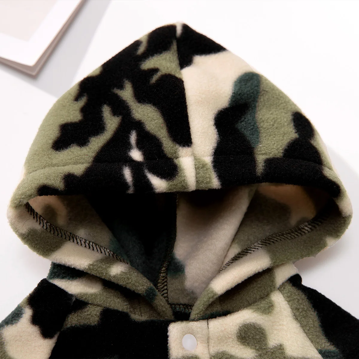 Tarnmuster-Hundehoodie mit D-Ring, warme Fleece-Hundekleidung für kleine und mittelgroße Hunde, Winter-Sweatshirt für Französische Bulldoggen und Mopsen. – Detail 3