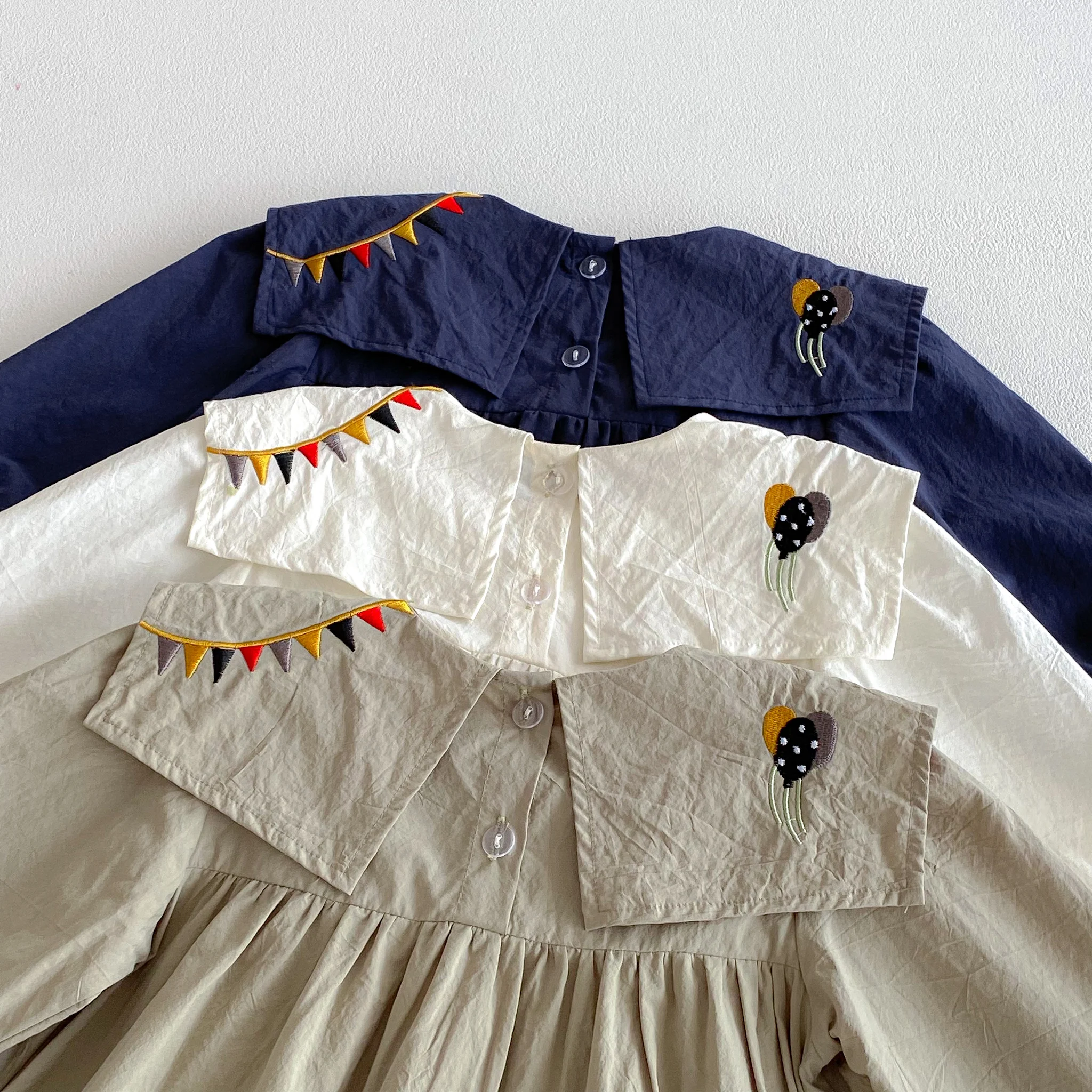 Mädchenkleid mit Zirkus-Stickerei, Frühjahr/Herbst 2026, Langarmkleid mit Akademik-Kragen – Detail 5