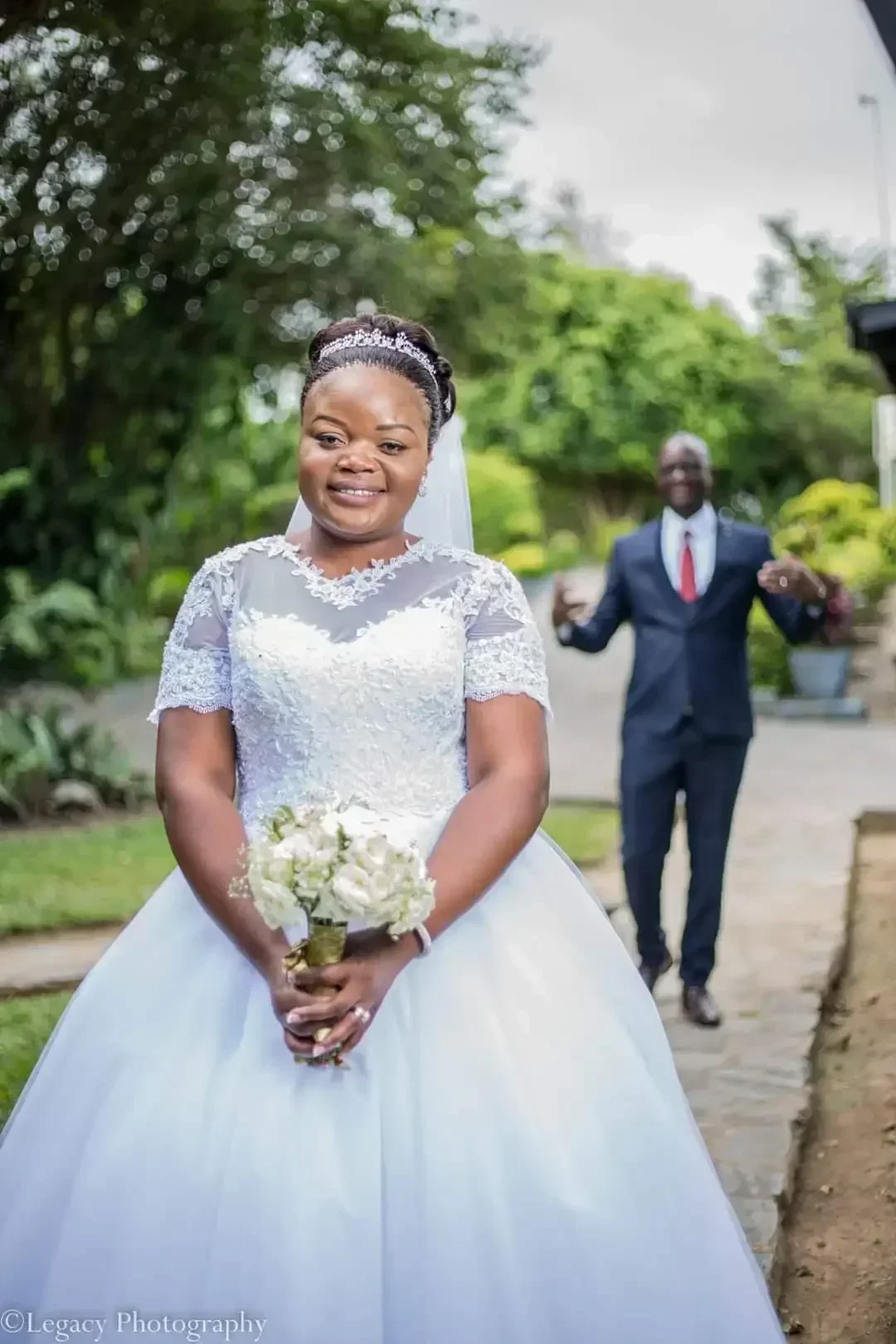 تخصيص أحدث س الرقبة قصيرة الأكمام Ballgown فساتين الزفاف الاجتياح الدانتيل حديقة زي العرائس الأفريقي 2025