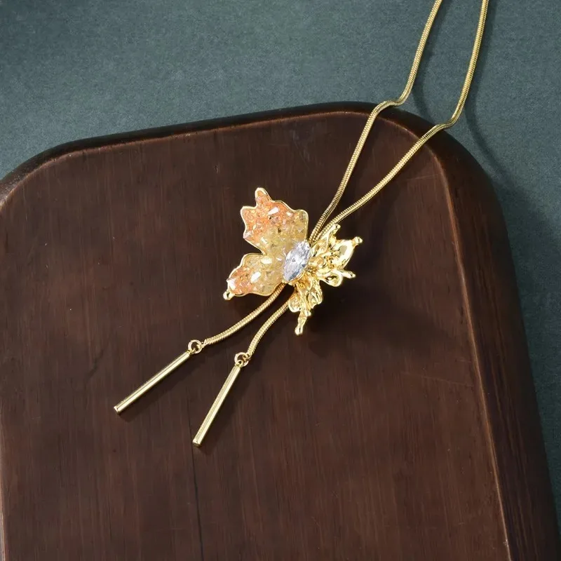 調節可能なロングセーターチェーンバタフライネックレス、金箔バタフライ巾着ロングネックレスを備えた女性