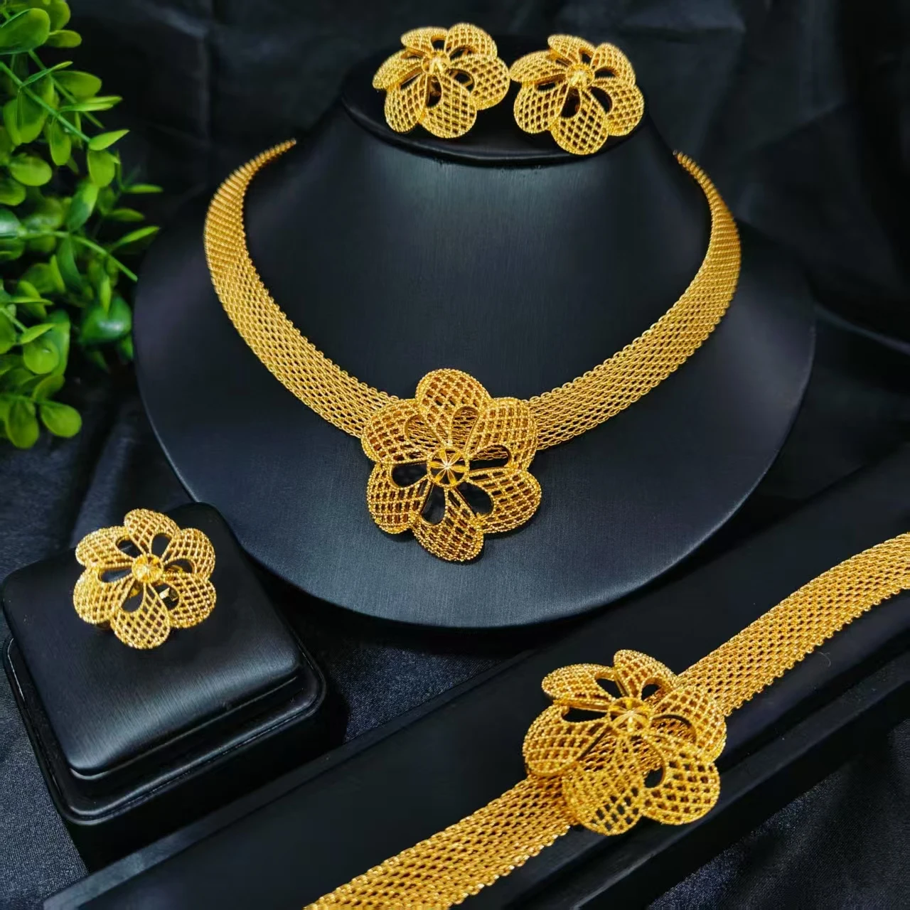 

Dubai 24K Golden Plated Jewelry Set African Women's Banquet Wedding Necklace Set