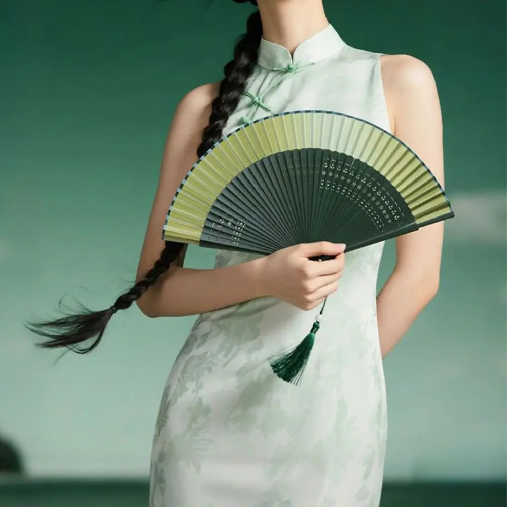 Gradient Color Chinese Style Folding Fan Handmade Easy To Open and Close Tassel Dance Fan Portable Classic Bamboo Folding Fan