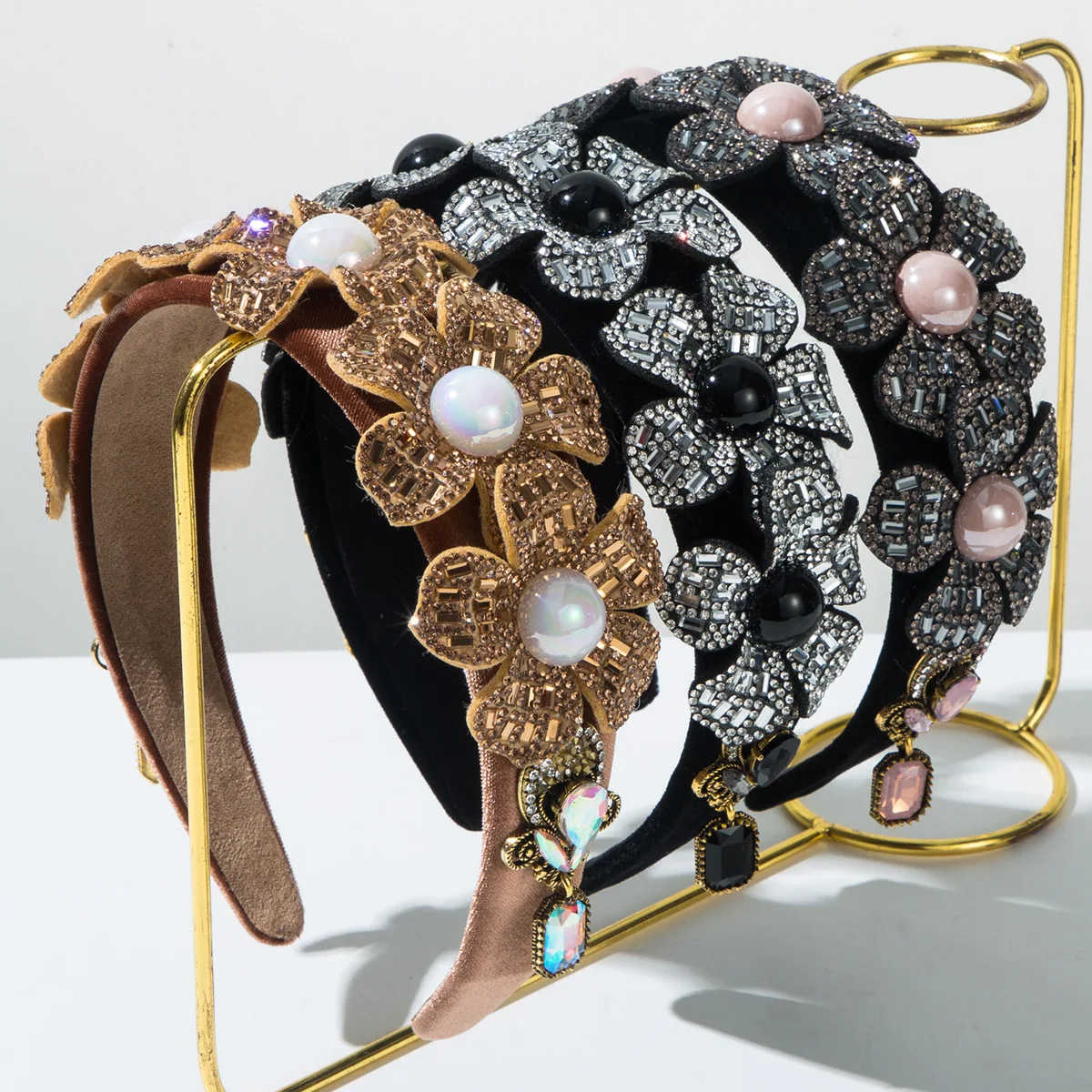 

Модная фланелевая повязка на голову с объемными цветами, инкрустированная стеклянными стразами и блестящими кисточками, создающая роскошный и элегантный образ для женщин.