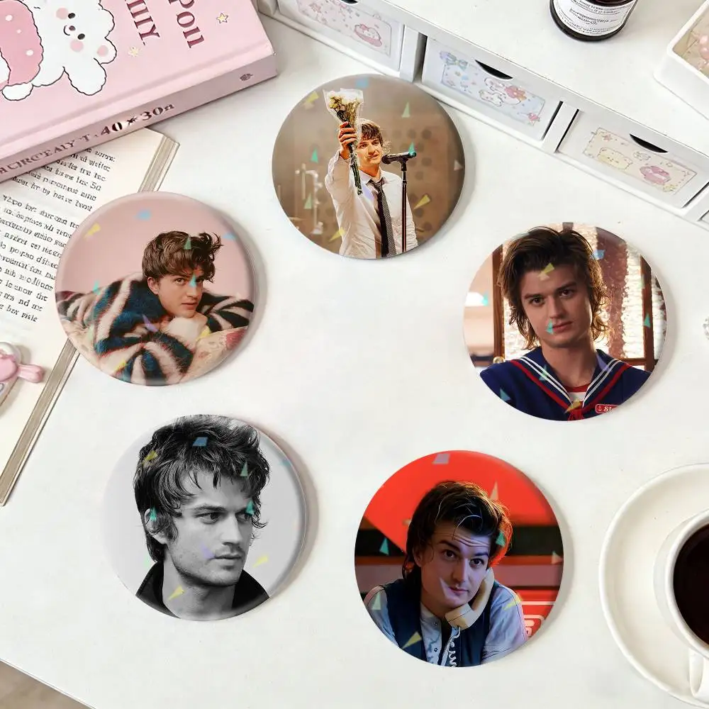 

Joe Keery Stranger Badges Niche Design Brooch for Backpack Lapel Pins Creative Accessories