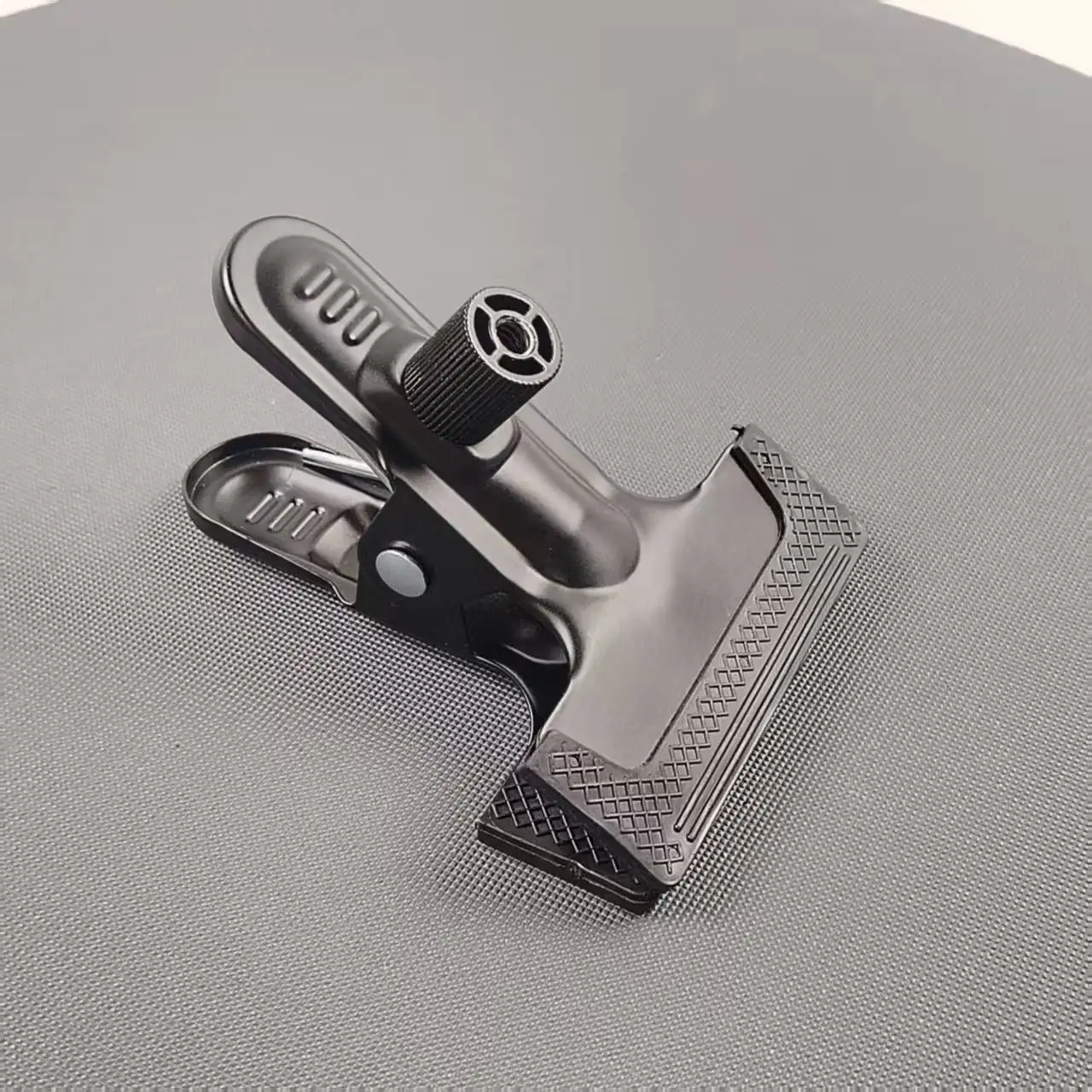 

Heavy-Duty Desktop Metal Clamp with 1/4" Imperial Screw Versatile Pea Clip 17mm Ball Head Universal Phone Holder for Outdoor Use