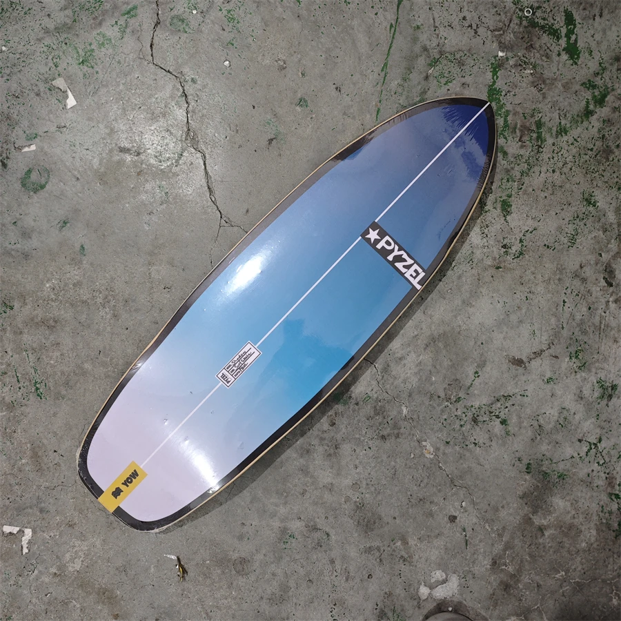 Komplettes Set YOW Land Surf Skateboard PYZEL Modell Rot und Blau Designs 33,5 Zoll mit doppelten geschwungenen Seiten, professionelle Qualität – Detail 2