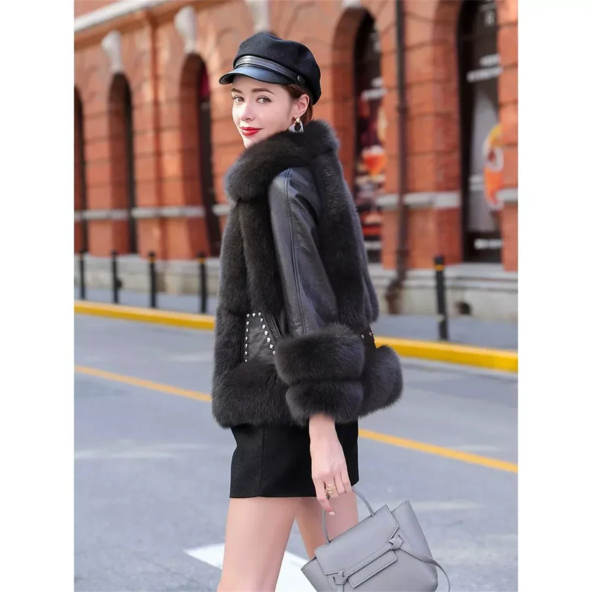 2026 abrigo de hierba de piel de zorro para mujer estilo corto nuevo estilo joven marca de moda abrigo de cuero de una pieza de piel