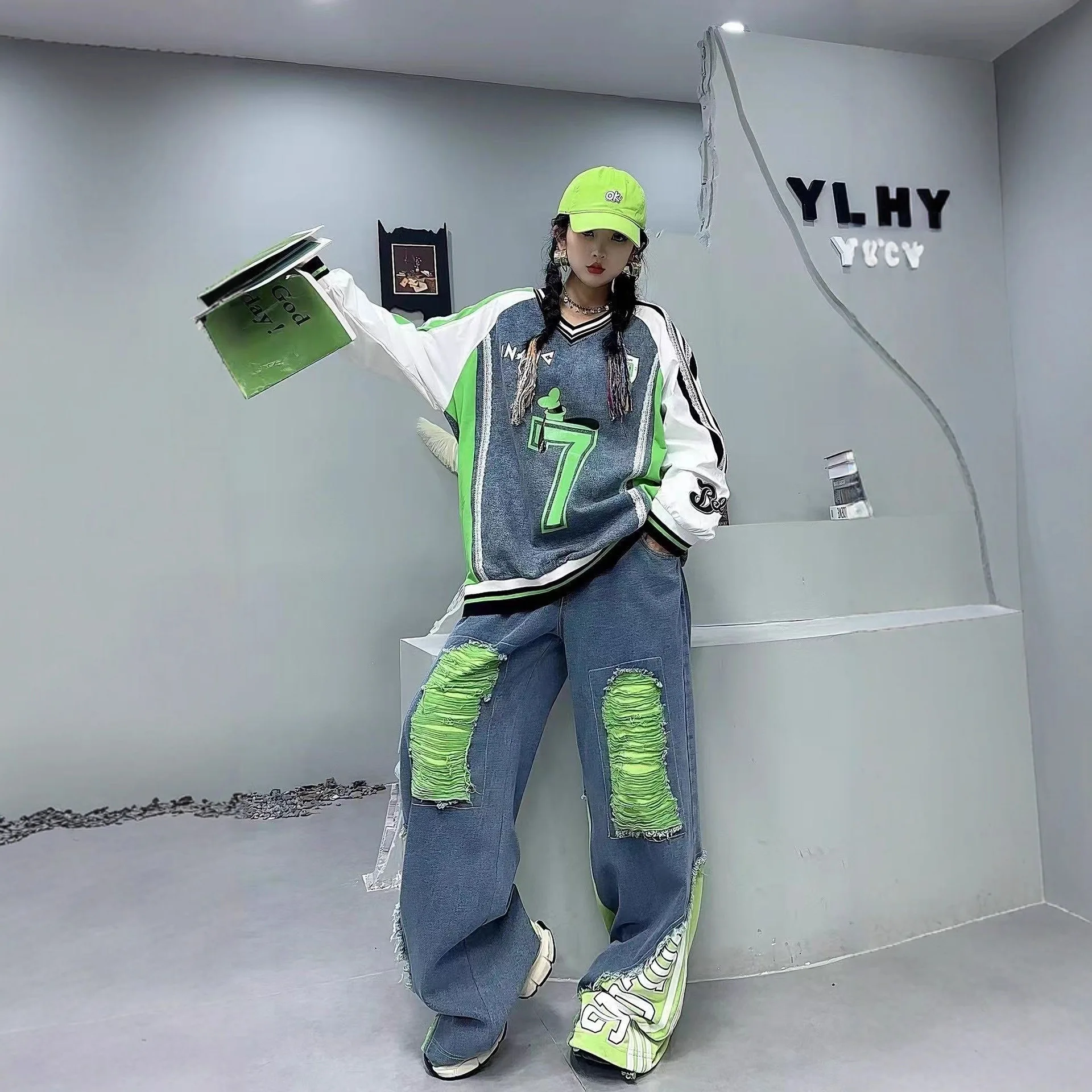 

Women's 2026 Autumn New Sweater, Personalized Cartoon 7-Letter Print, Contrast Color Sleeves, Loose Fashion Denim T-shirt