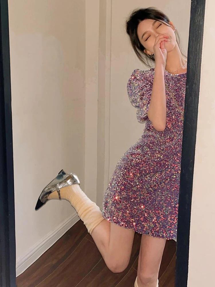 فستان قصير نسائي مزين بالترتر برقبة دائرية وأكمام منفوخة ، فستان مثير ضيق ، ملاصق للجسم أنيق