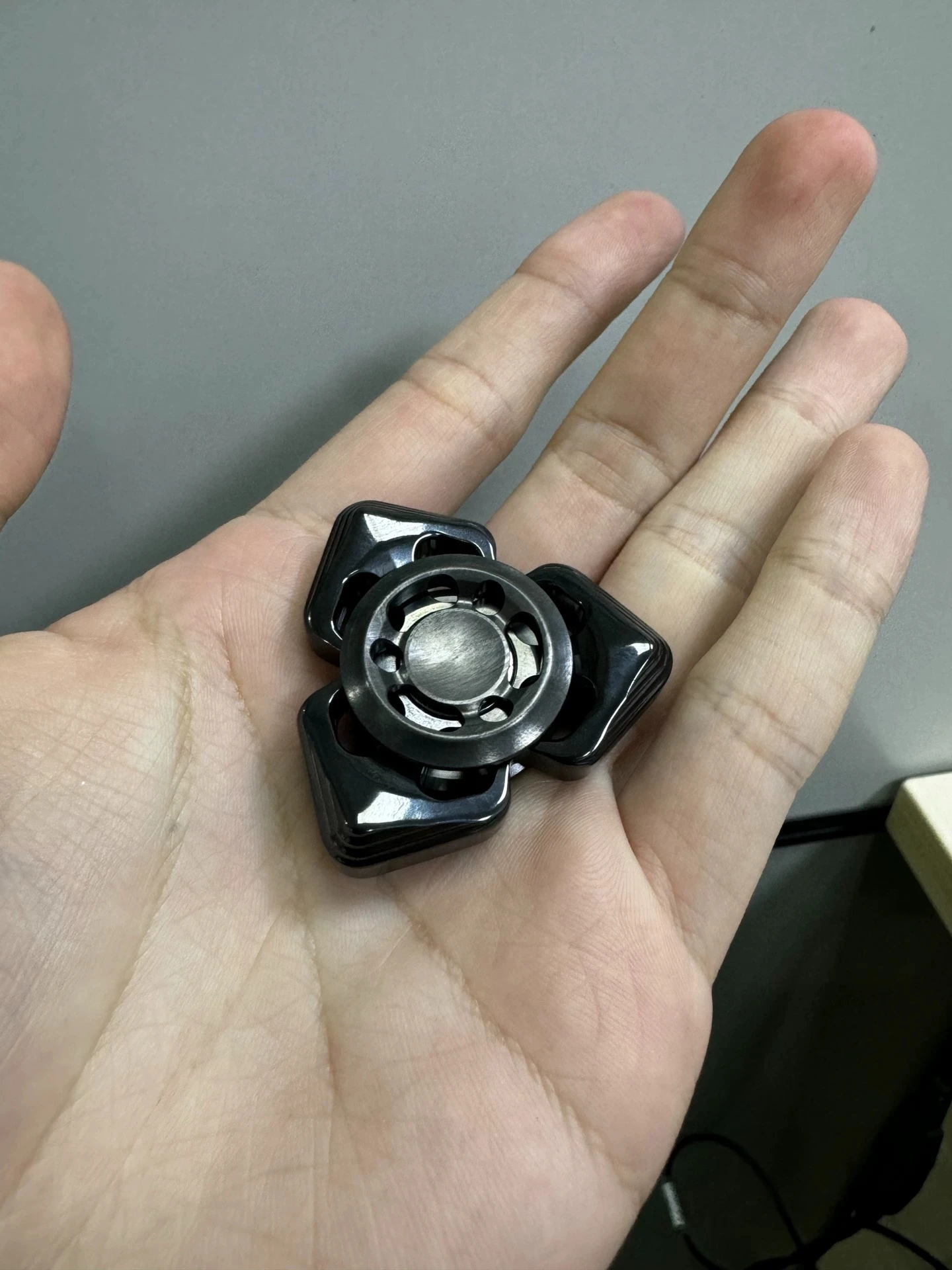 YHEDC Three Leaf Zirconium Black Octopus Fingertip Gyroscope EDC