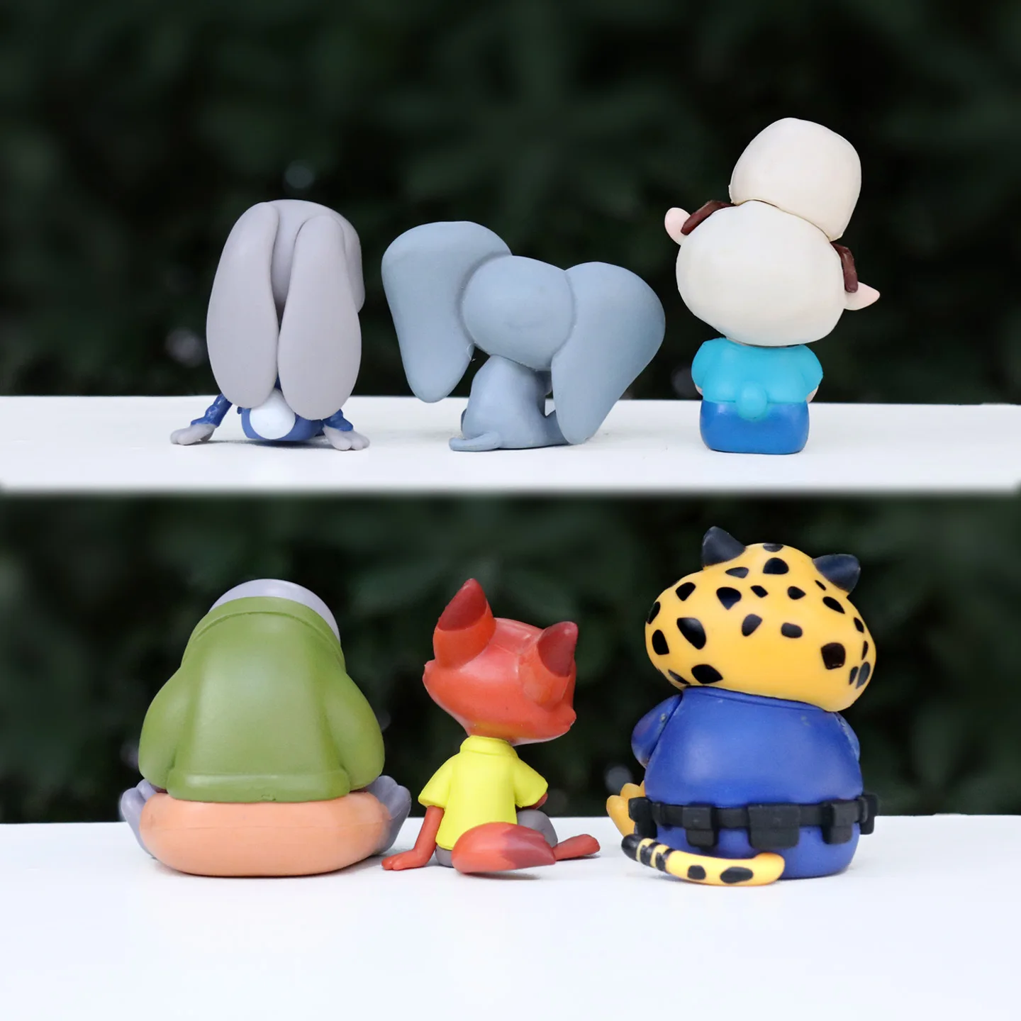 Nuovo prodotto seduto obbedientemente nella città degli animali, bambole di piccoli animali, decorazioni creative per auto da tavolo, ornamenti