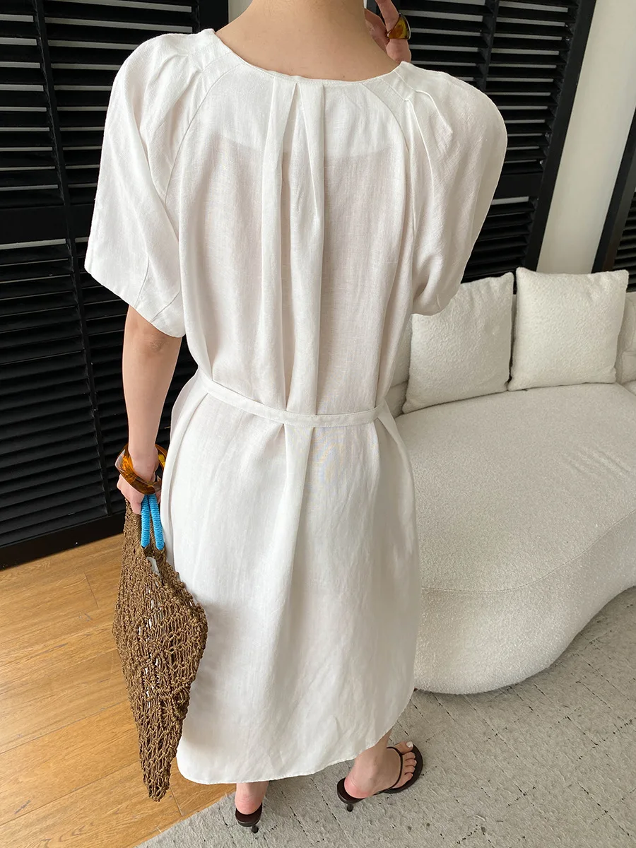 Sommerliches Damenkleid in unifarbenem Design mit plissierter Taille und Rundhalsausschnitt. – Detail 8