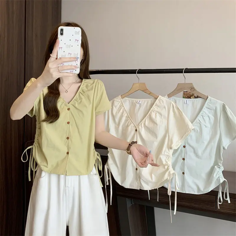 

Stylish Striped Shirts Women with Oversized Fit and Turn-down Collar Lightweight Fabric Design for Summer Streetwear or Travel