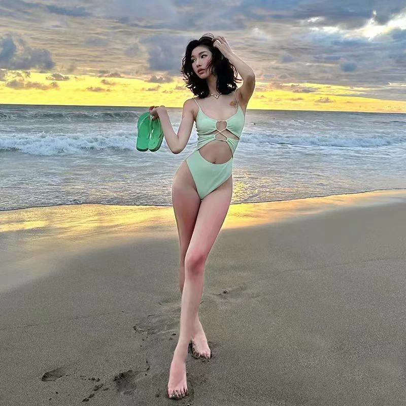 

New sexy one-piece swimsuit for women on beach vacation 2025 summer girls' bikini triangle swimsuit women's backless outfit