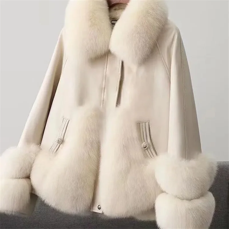 Giacca di pelliccia nera per le donne 2024 inverno nuova versione coreana pelle PU imitazione pelliccia di volpe cappotto corto moda addensare Parka soprabito