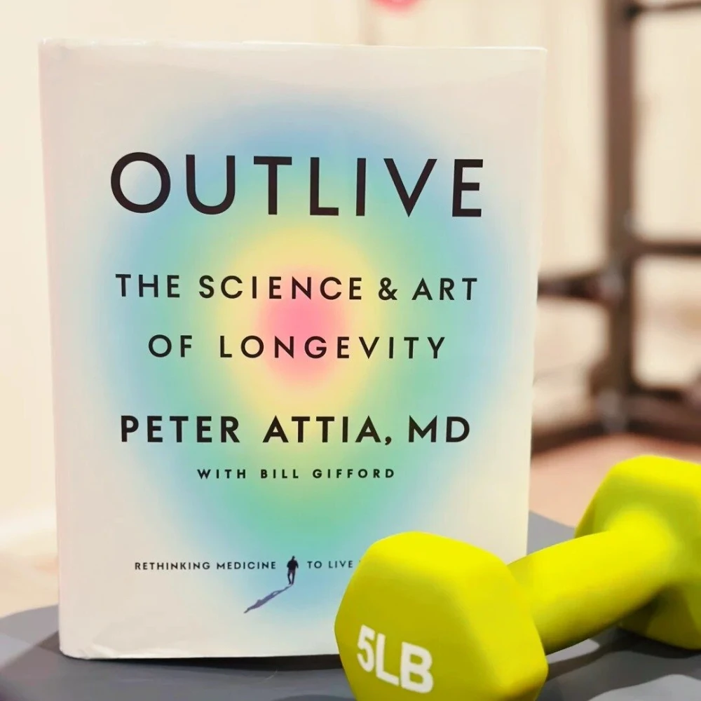 Outlive بقلم بيتر أتييا كتاب العلوم وفن طول العمر بغلاف ورقي باللغة الإنجليزية